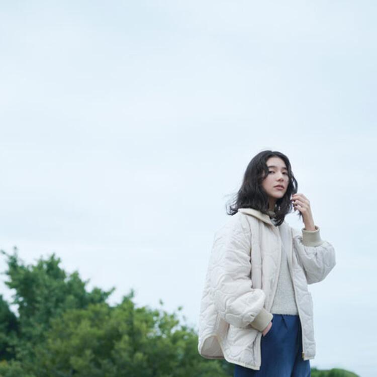 SM2 blue(エスエムツーブルー)　白いシャツに白い上着、青いズボンを履いた女性の写真