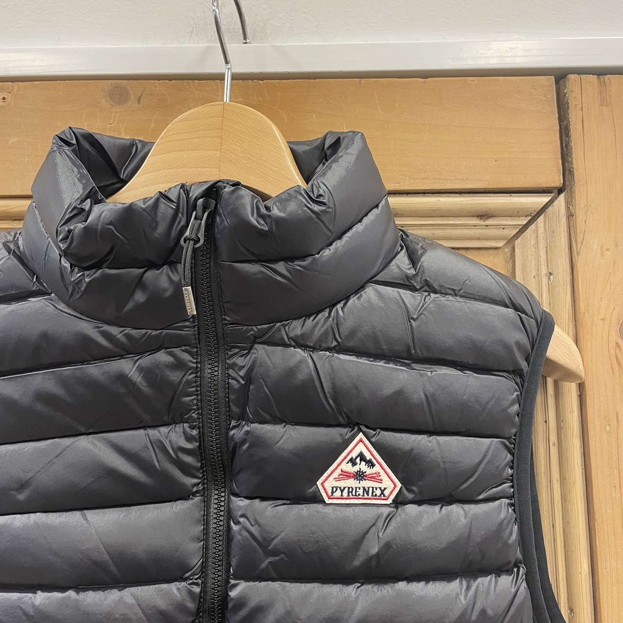 美品✨センソユニコ POINTLIGNE ダウンベスト ビッグカラー ブラック E6550D16-1BBD-4AF7-BD8B-