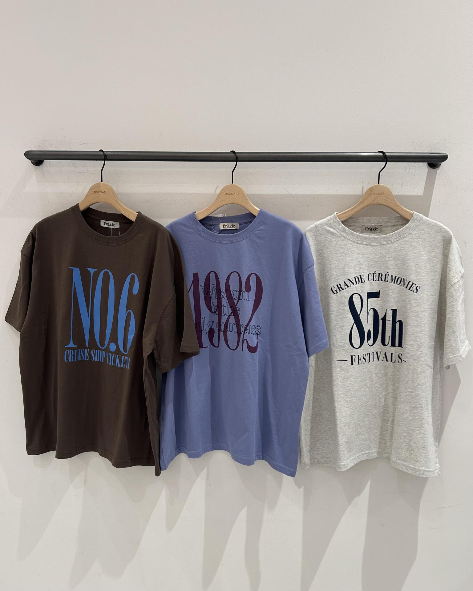 1枚で着映えする！春夏の主役級Tシャツ◎アソート縦長ナンバーロゴT