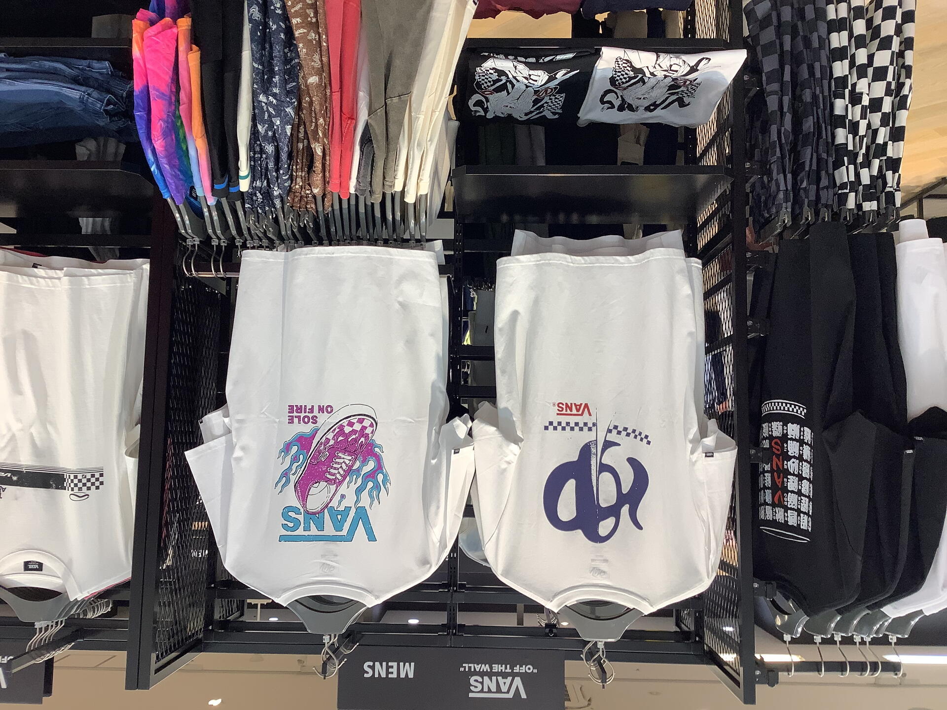 VANSの日本限定“かるちゃ～Tシャツ”｜ABCマート/ABC-MART SPORTS 