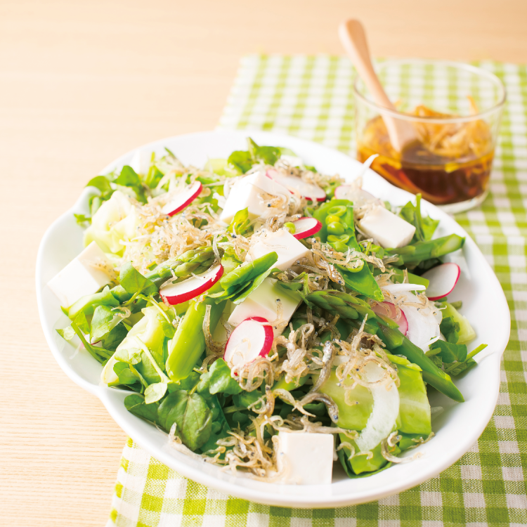 ちりめんじゃこと春野菜の新玉ドレッシングサラダ