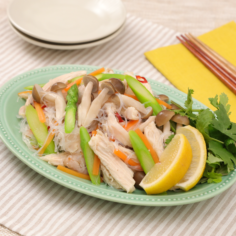 アスパラと蒸し鶏のタイ風春雨サラダ