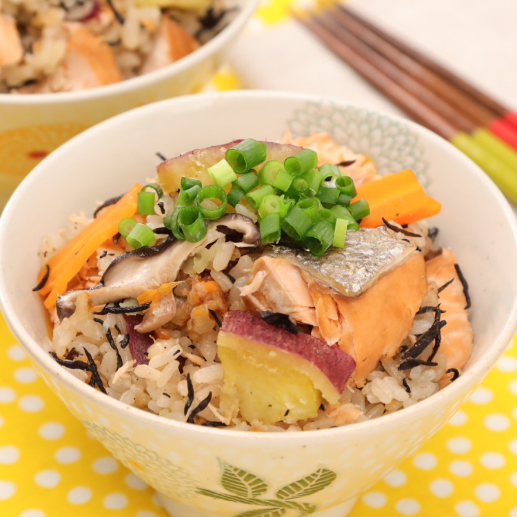 具沢山！焼鮭とひじきの五目炊き込みごはん