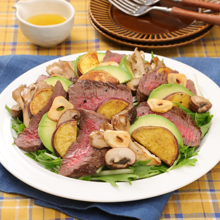 牛ステーキとグリル野菜のごちそうサラダ