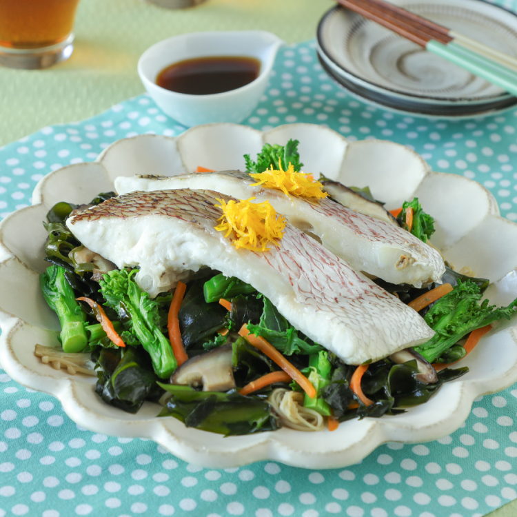 鯛とわかめの彩り酒蒸し