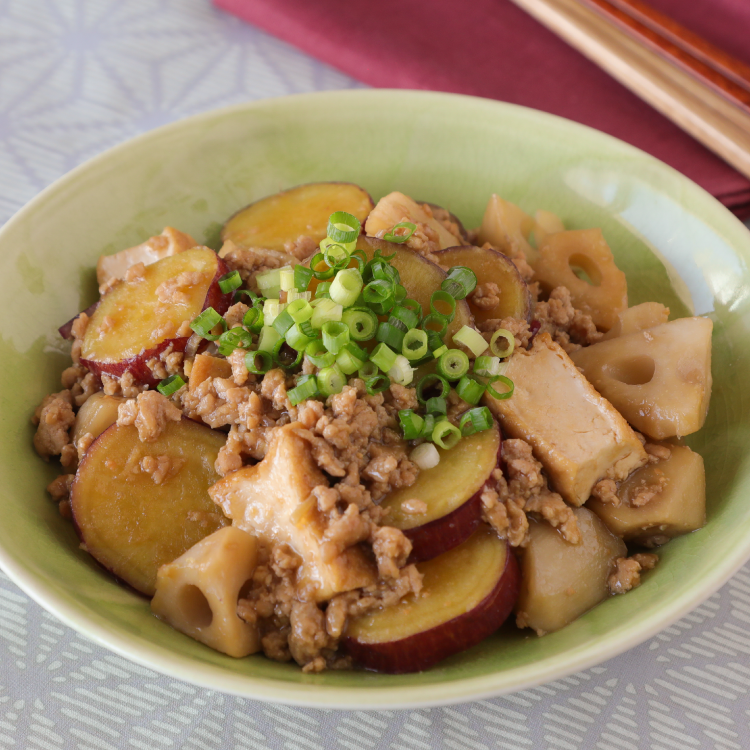 さつまいもとれんこんの甘辛そぼろ煮