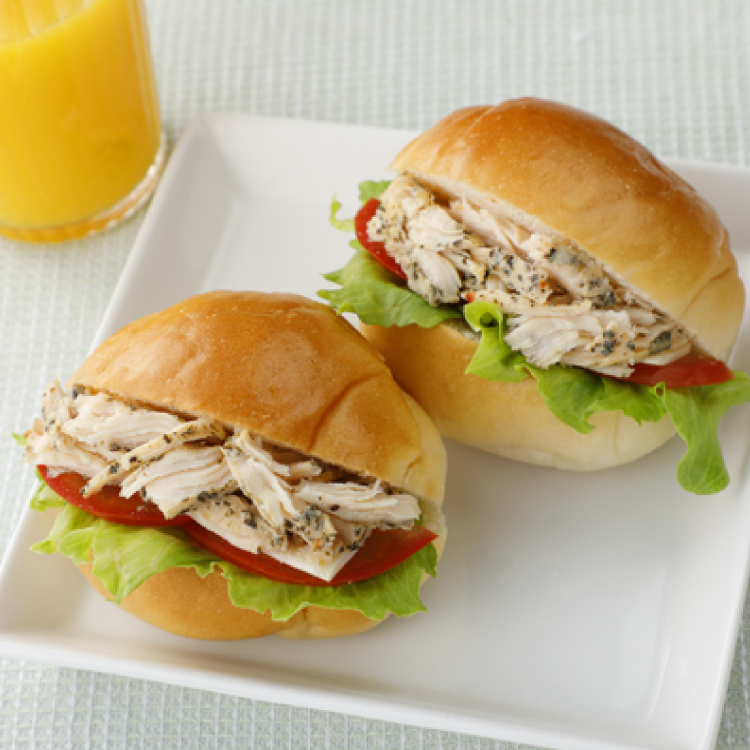 サラダチキンのバターロールサンド