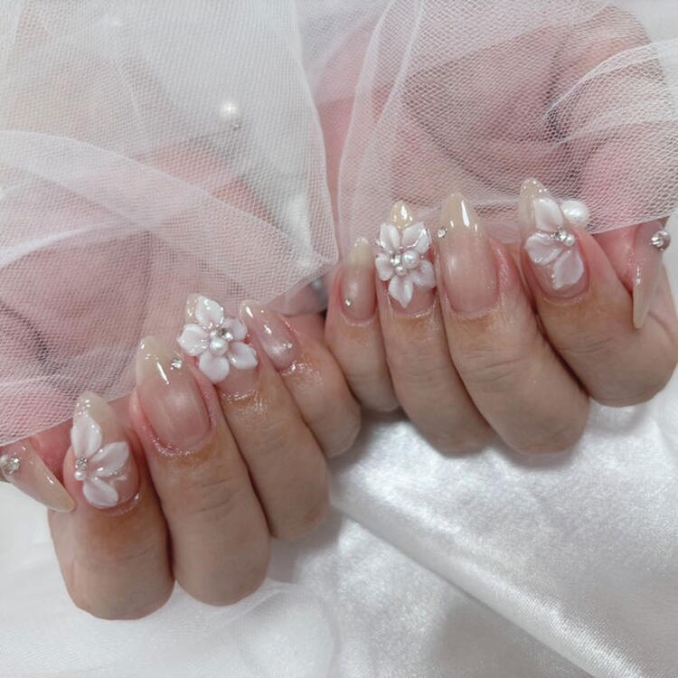 マロンブルーネイル　白い花のネイルの写真