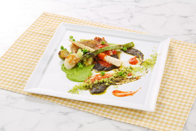 春の限定商品、「春の森チキンのロティと春野菜ハーブの香り」1,859円（税込み）好評販売中です！