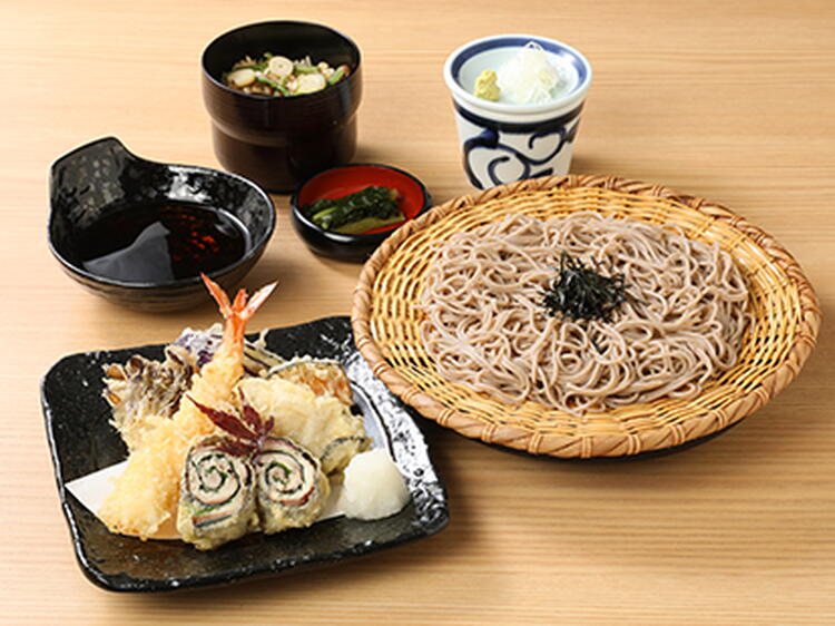 さんま大葉巻、牡蠣、茄子、黒舞茸、季節の味覚を天ぷら盛合せにしました。