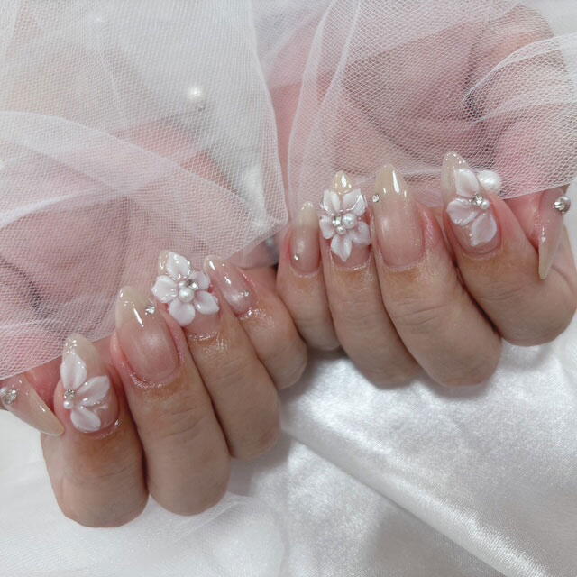 マロンブルーネイル　白い花のネイルの写真
